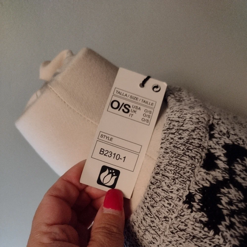 Anna Morgan NWT poncho size 46wide 33 long. Great For The Winter And Soo Cozy!! - Picture 2 of 7